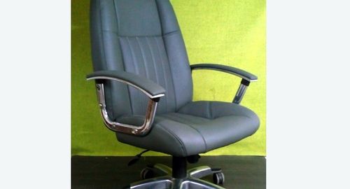 Перетяжка офисного кресла кожей. Каргополь